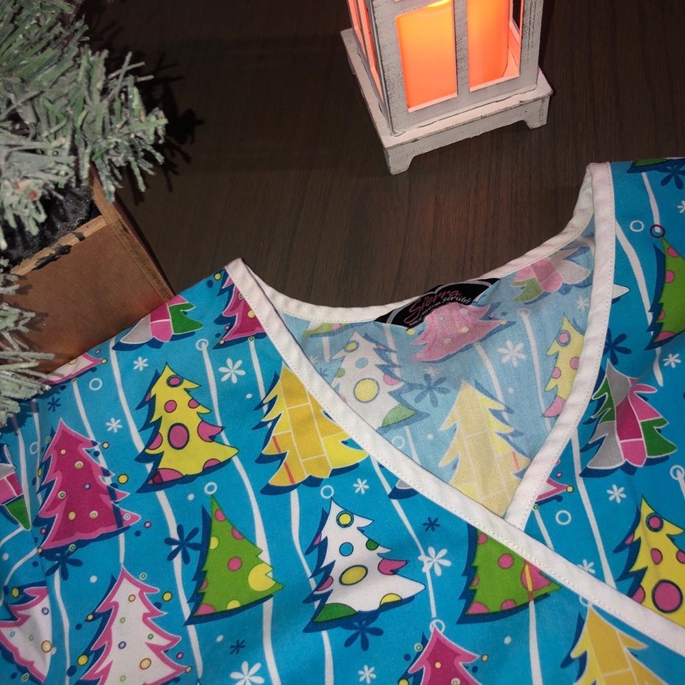Sierra ❤️ Christmas Trees uniform Top Sz m